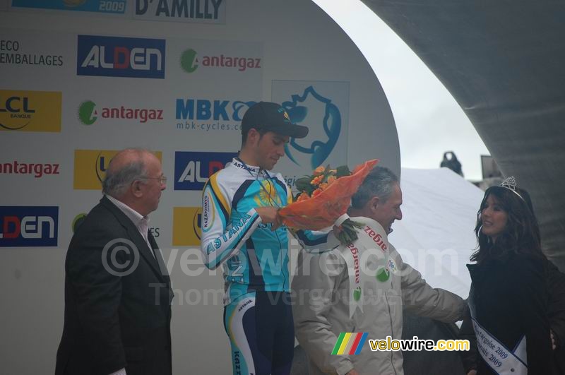 Alberto Contador (Astana) bekijkt de bloemen voor de etappewinnaar
