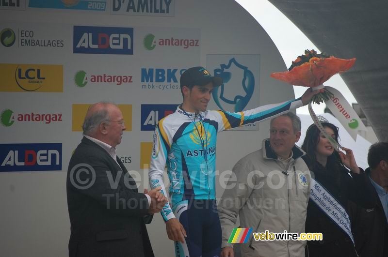 Alberto Contador (Astana) met de bloemen en medaille voor de etappewinnaar