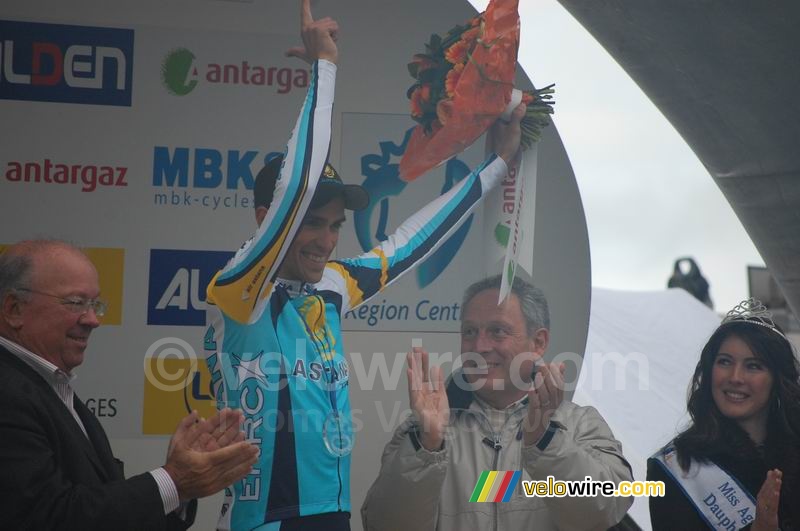 Alberto Contador (Astana) maakt een schietgebaar (2)