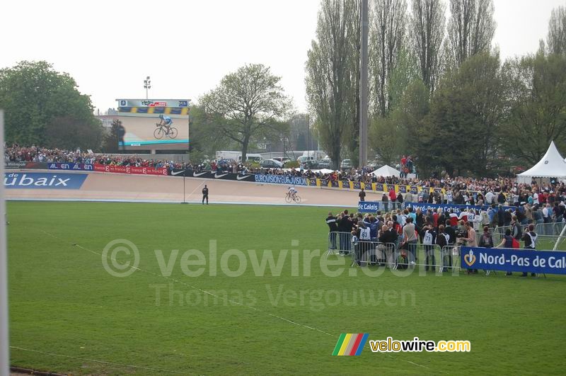 Tom Boonen bij binnenkomst in het Vlodrome in Roubaix