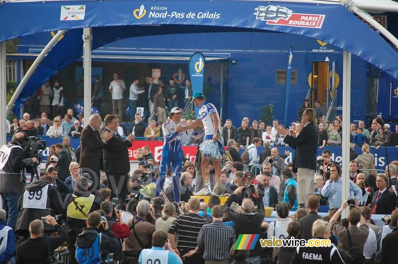 Filippo Pozzato (Katusha) feliciteert Tom Boonen (QuickStep) (2)
