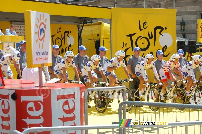 De Franaise des Jeux ploeg bij het vertrek van de ploegentijdrit in Montpellier