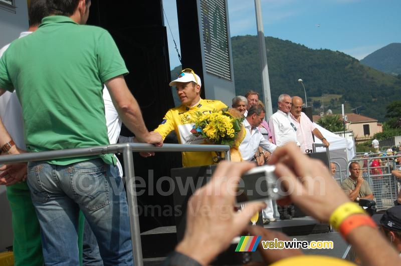 Rinaldo Nocentini (AG2R La Mondiale) neemt de felicitaties voor de gele trui in ontvangst in Saint-Girons