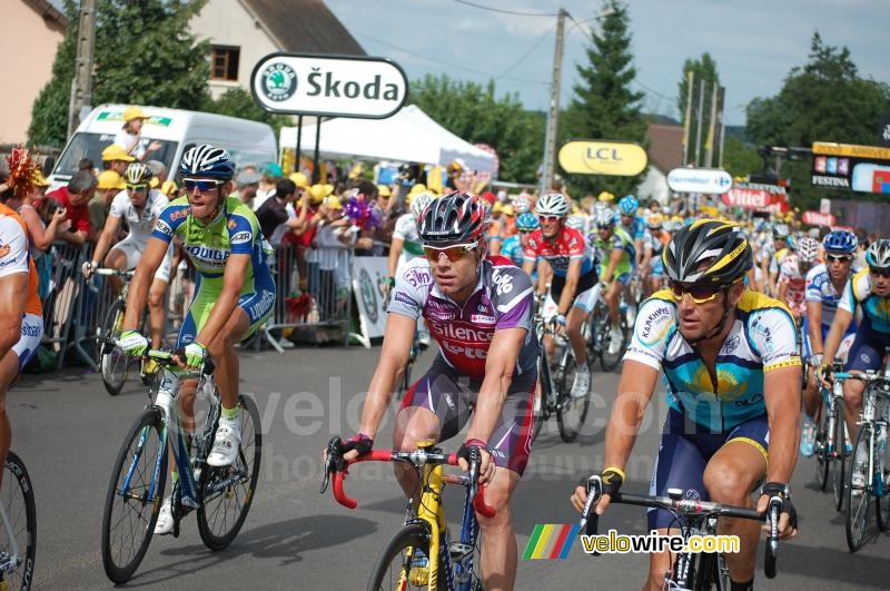 Cadel Evans (Silence-Lotto) & Lance Armstrong (Astana) in Saint-Fargeau