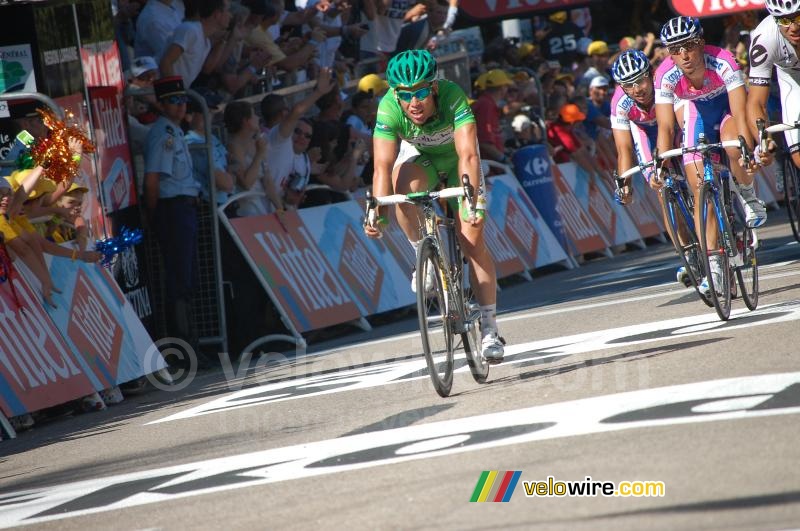 Mark Cavendish (Columbia-HTC) wint de sprint voor de 8ste plaats in Vittel
