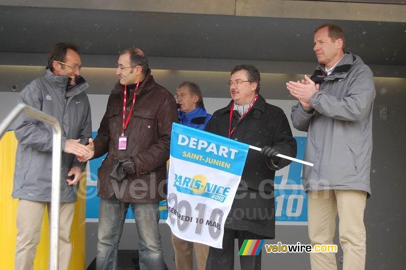 The mayor of Saint-Junien and Christian Prudhomme with the start flag