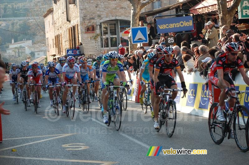 First crossing of the finish line in Tourrettes-sur-Loup: Alejandro Valverde (Caisse d'Epargne)