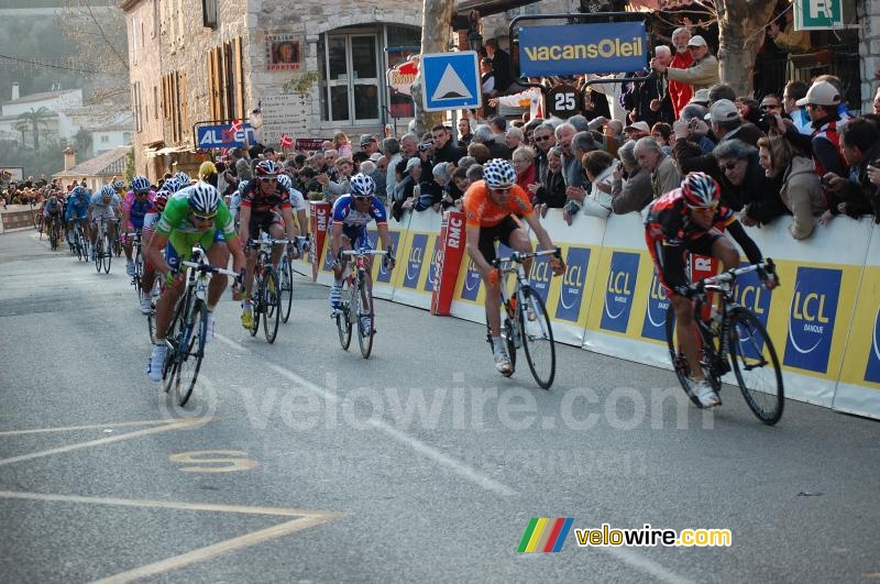 Sprint om de tweede plaats tussen Alejandro Valverde (Caisse d'Epargne) en Peter Sagan (Liquigas-Doimo)