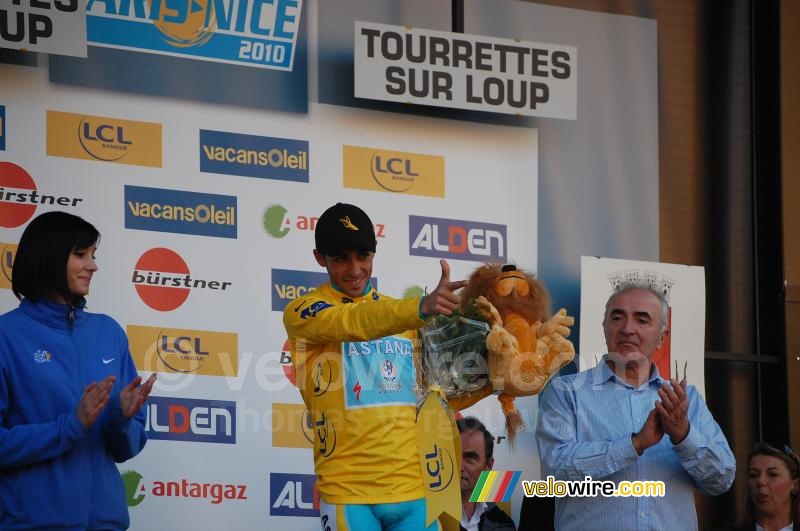 Alberto Contador (Astana) op het podium in Tourrettes-sur-Loup (4)