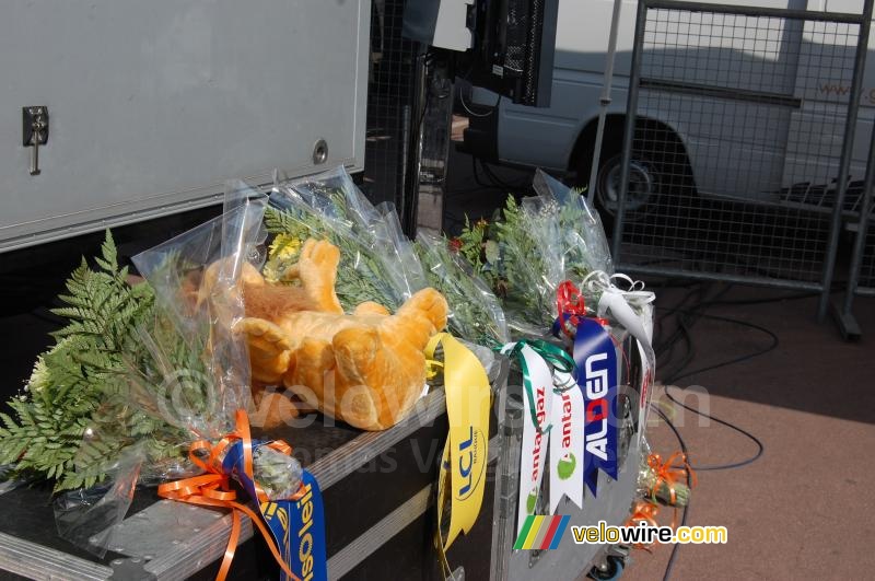 Le lion LCL pour le vainqueur du maillot jaune et les bouquets de fleurs