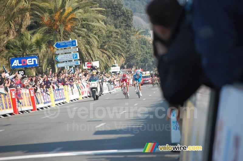 De sprint tussen Amaël Moinard (Cofidis) en Thomas Voeckler (Bbox Bouygues Telecom) (1)