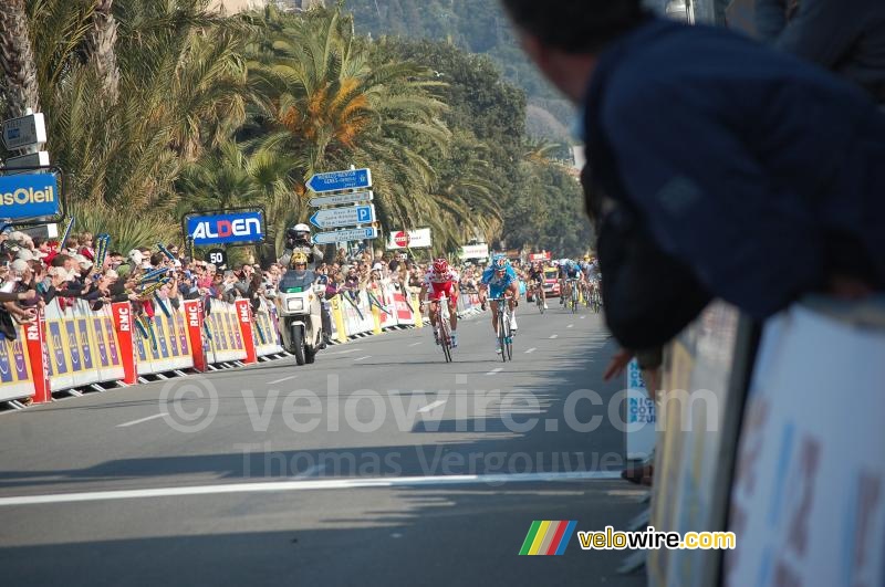 De sprint tussen Amal Moinard (Cofidis) en Thomas Voeckler (Bbox Bouygues Telecom) (2)