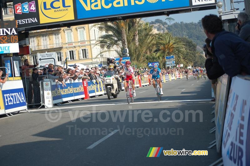Amal Moinard (Cofidis) wint de sprint van Thomas Voeckler (Bbox Bouygues Telecom)