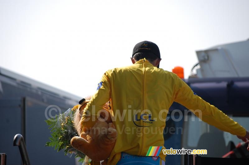 Alberto Contador (Astana) gaat er vandoor met zijn leeuw