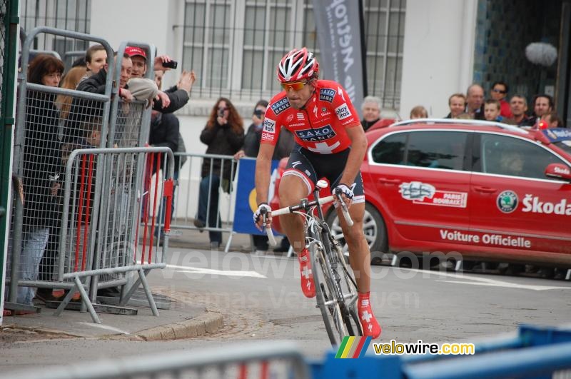 Fabian Cancellara (Team Saxo Bank) rijdt het Velodrome van Roubaix binnen (2)