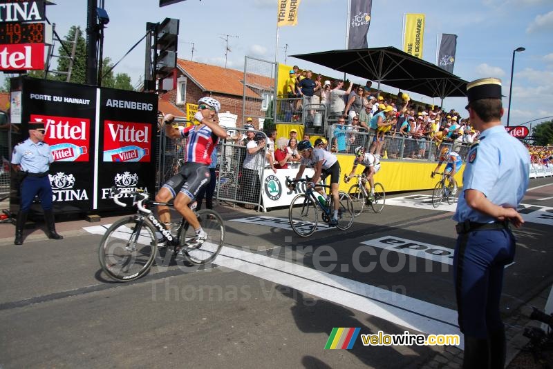 Thor Hushovd (Cervlo TestTeam) wint de etappe voor Geraint Thomas (Team Sky) en Cadel Evans (BMC Racing Team)