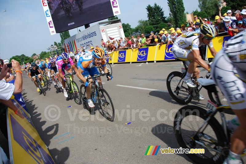 Tyler Farrar (Garmin-Transitions) & Alessandro Petacchi (Lampre-Farnese Vini) al een fietslengte achter Mark Cavendish (HTC-Columbia)