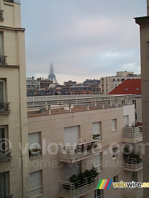 De Eiffeltoren verdwijnt in de wolken