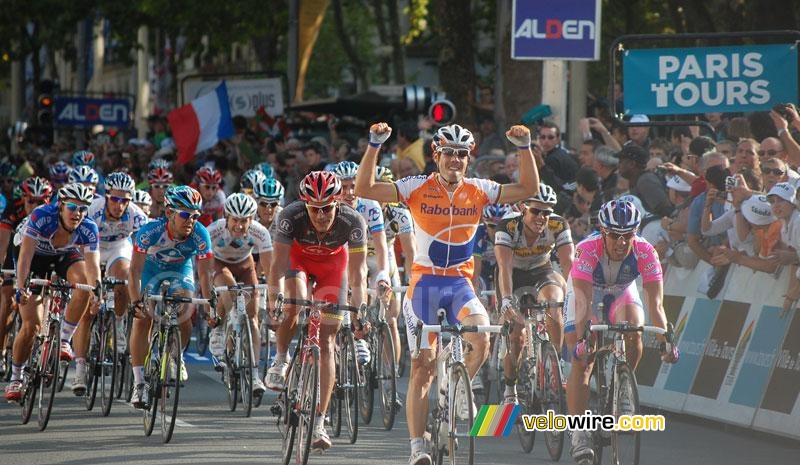 Oscar Freire wins Paris-Tours 2010