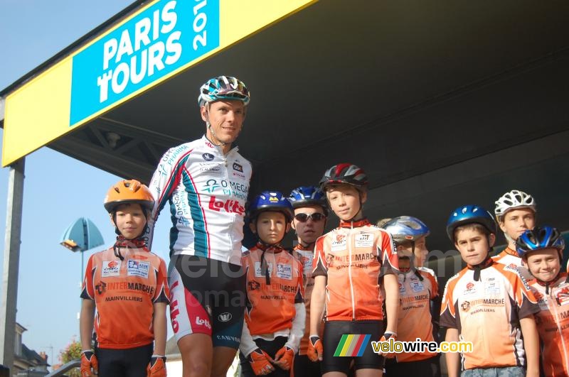 Philippe Gilbert (Omega Pharma-Lotto) met jonge wielrennertjes
