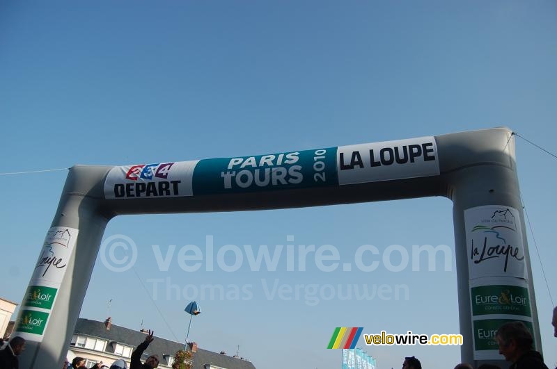 De startboog van Parijs-Tours in La Loupe