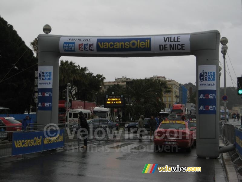 De startboog van de etappe in Nice in de regen