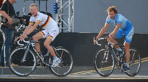 Fabian Wegmann & Peter Wrolich lors de la présentation d'équipe au Tour de France 2007 à Londres - © Thomas Vergouwen