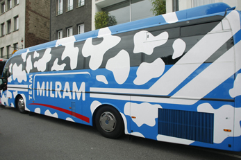 De nieuwe kleuren van de bus van Milram De nieuwe kleuren van de bus van Milram