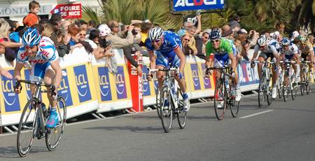 The sprint for the fourth place, won by Jonathan Hivert