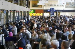 In de verschillende stations stonden rijen mensen te wachten -  Fred Dufour(AFP)