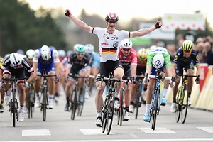 De overwinning in de laatste sprintersetappe van Parijs-Nice 2017 voor André Greipel