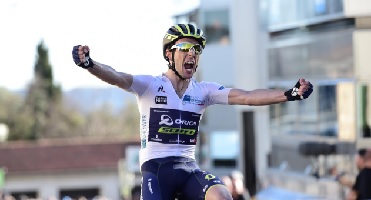 Simon Yates vainqueur en haut du Mur de Fayence sur Paris-Nice 2017