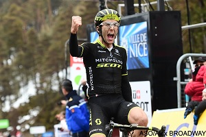 Parijs-Nice 2018: Simon Yates solo en met een dubbelslag in de 7de etappe!