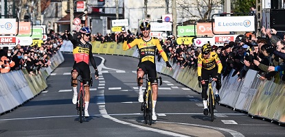 The demonstration by Jumbo-Visma in the final part of the first stage of Paris-Nice: victory for Christophe Laporte