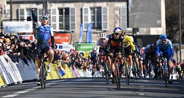 Deuxième étape de Paris-Nice : victoire au sprint depuis un peloton réduit pour Fabio Jakobsen