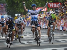 The crossing of the finish line in Redon in a video