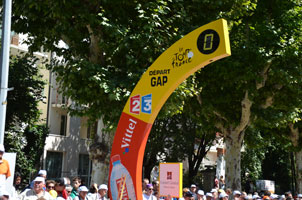 Video\'s Tour de France 2011: de uitreiking van de trofee van beste ploeg aan Garmin-Cervlo en de start in Gap