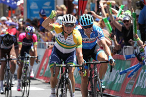 Simon Gerrans beats André Greipel in the first stage of the Santos Tour Down Under