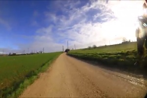 La reconnaissance des chemins de terre de la premire tape de Paris-Nice 2016 en vido