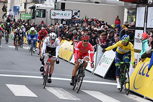 Nacer Bouhanni gedeklasseerd na een niet reglementaire sprint tegen Michael Matthews