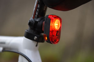 Test de feux arrières vélo : le Bontrager Flare R et un feu avec laser