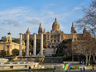 Les équipes passeront devant le Palau Nacional de Montjuïc et ses fontaines - © Thomas Vergouwen / velowire.com Les équipes passeront devant le Palau Nacional de Montjuïc et ses fontaines - © Thomas Vergouwen / velowire.com