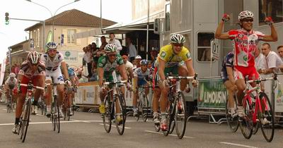 Uiteindelijk wint Yukiya Arashiro de etappe in de sprint