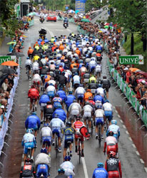 Het peloton in de beklimming van de Cauberg - © Unipublic Het peloton in de beklimming van de Cauberg - © Unipublic