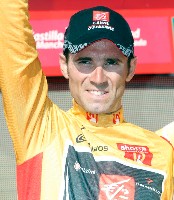 Alejandro Valverde proudly wears his golden leader's jersey - © Unipublic