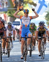 Tyler Farrar wins the stage after a sprint - © Unipublic