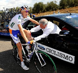 Robert Gesink (Rabobank) krijgt medische hulp - © Unipublic Robert Gesink (Rabobank) krijgt medische hulp - © Unipublic