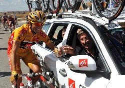Alejandro Valverde (Caisse d'Epargne) proost met Eusebio Unzue - © Unipublic
