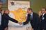 Gilles Novat shakes hands with Christian Prudhomme (892x)