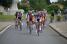 Le peloton quitte un rond-point (320x)